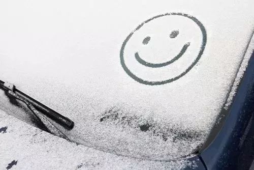 下雪车玻璃被冻住怎么办,雪后车玻璃结冰怎么处理