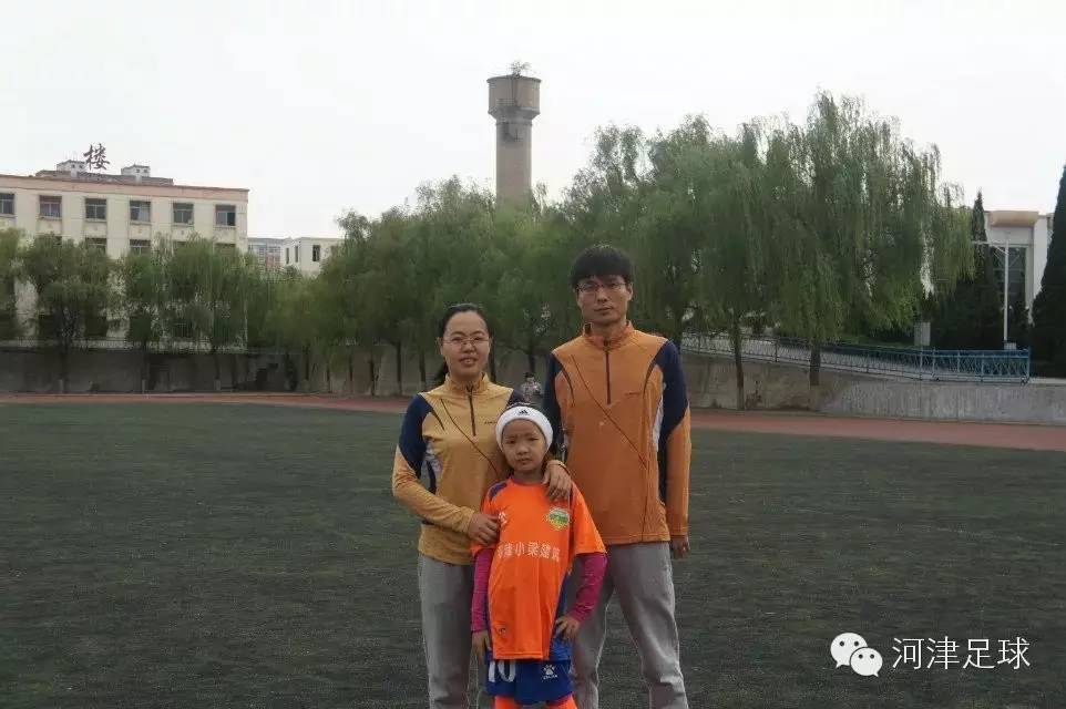 有一个会踢球的女孩真好,足球是一个美丽的女人