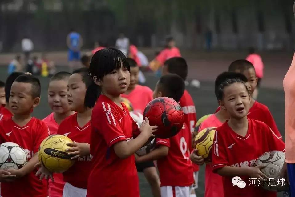 有一个会踢球的女孩真好,足球是一个美丽的女人