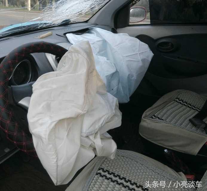 女司机开车撞路灯杆上,女司机开车撞路灯杆