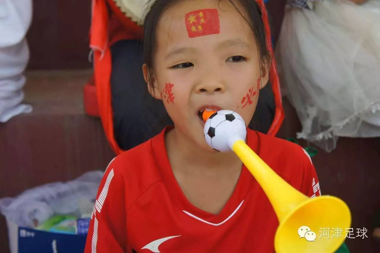 有一个会踢球的女孩真好,足球是一个美丽的女人