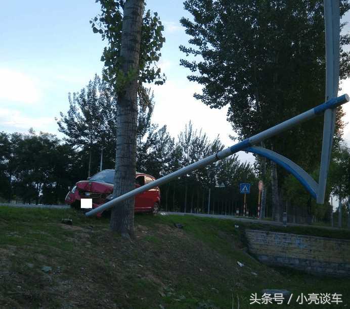 女司机开车撞路灯杆上,女司机开车撞路灯杆