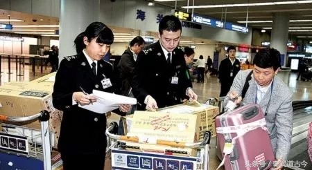 男子给朋友带东西回国，入关时竟要给海关交十几万！当场吓昏！