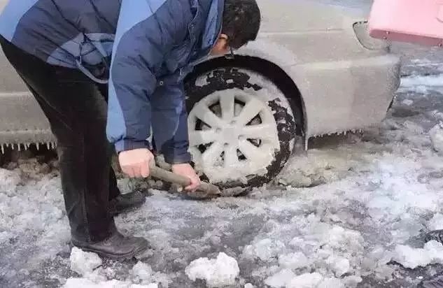 下雪车玻璃被冻住怎么办,雪后车玻璃结冰怎么处理