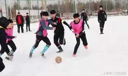南方人给我听好，下雪了别嘚瑟，敢不敢来场雪地足球？