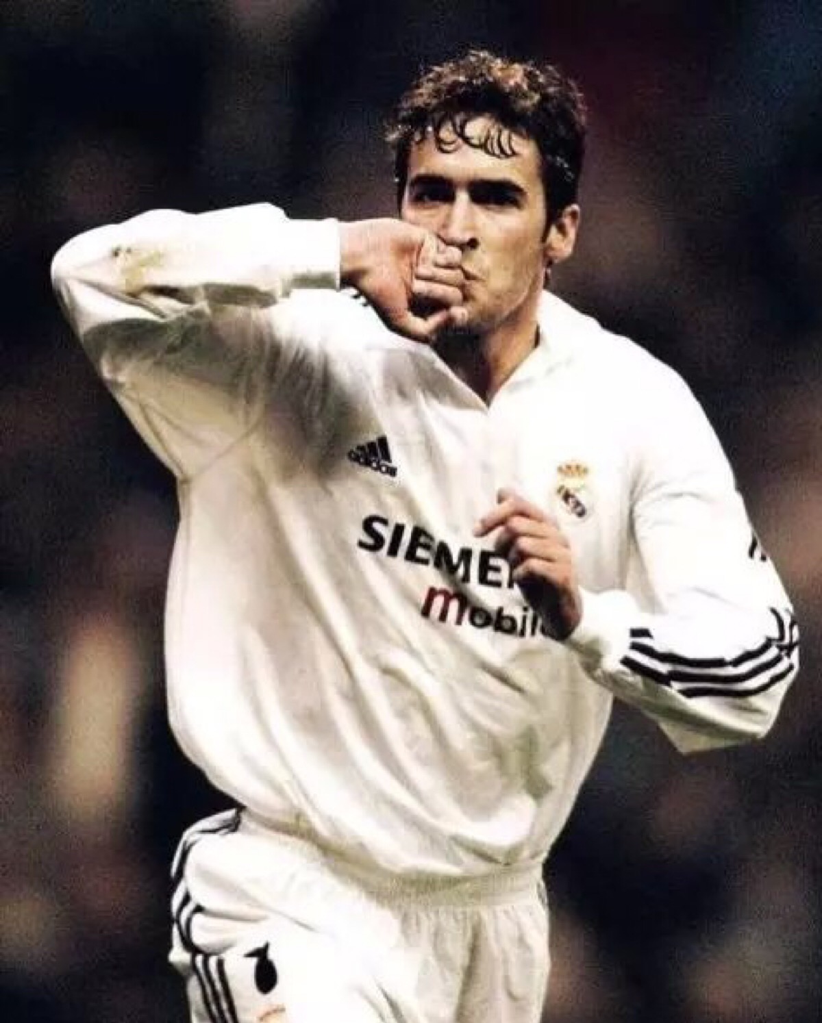 劳尔7号球衣交给罗纳尔多,劳尔把7号球衣给了罗纳尔多