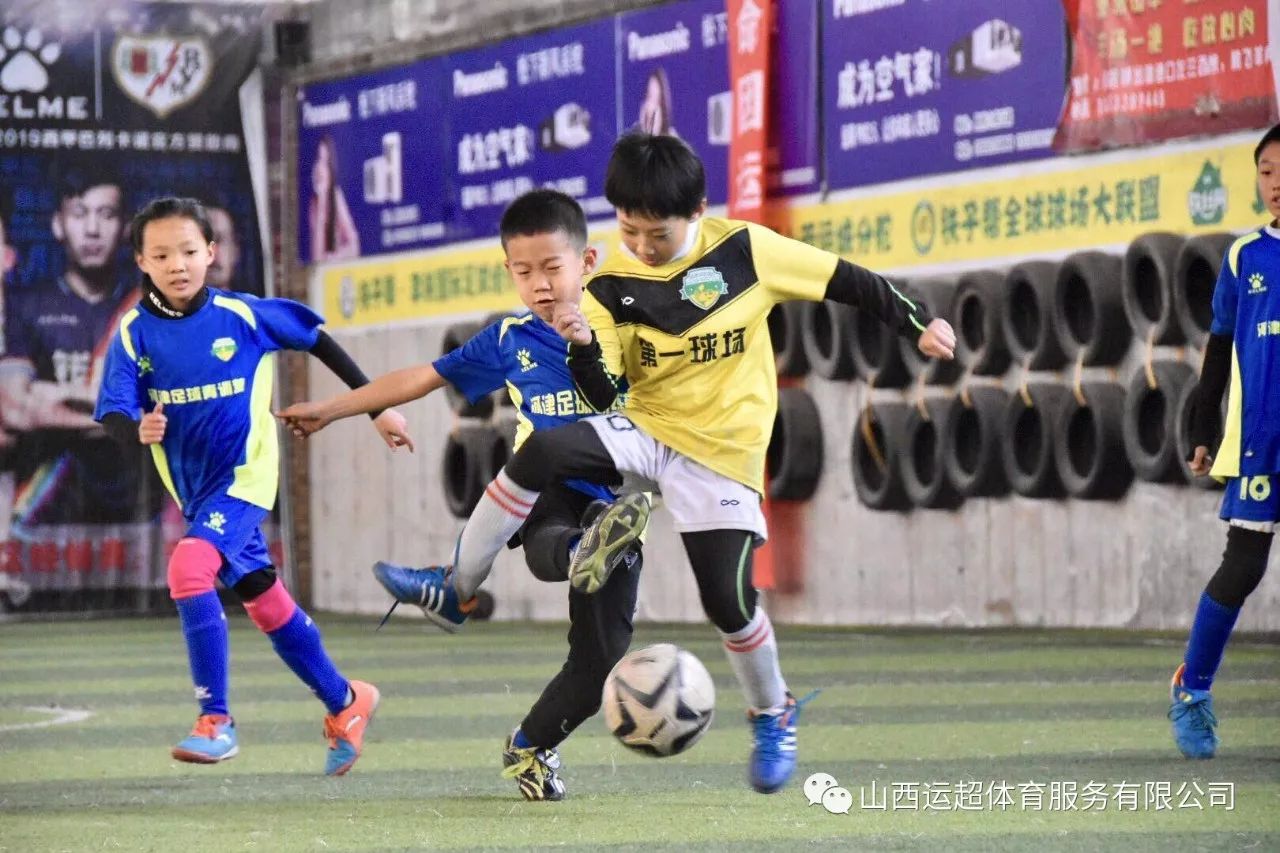 有一个会踢球的女孩真好,足球是一个美丽的女人