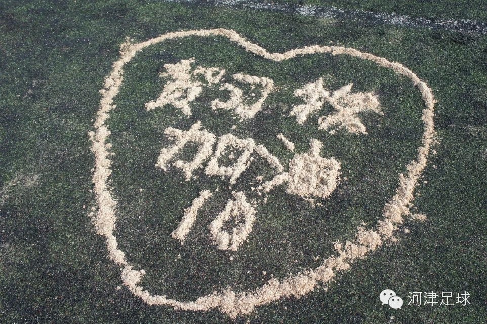有一个会踢球的女孩真好,足球是一个美丽的女人