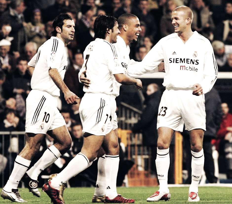 劳尔7号球衣交给罗纳尔多,劳尔把7号球衣给了罗纳尔多