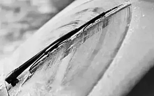 下雪车玻璃被冻住怎么办,雪后车玻璃结冰怎么处理