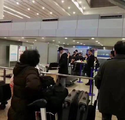 张翰分手后第一次现身机场,张翰分手后采访