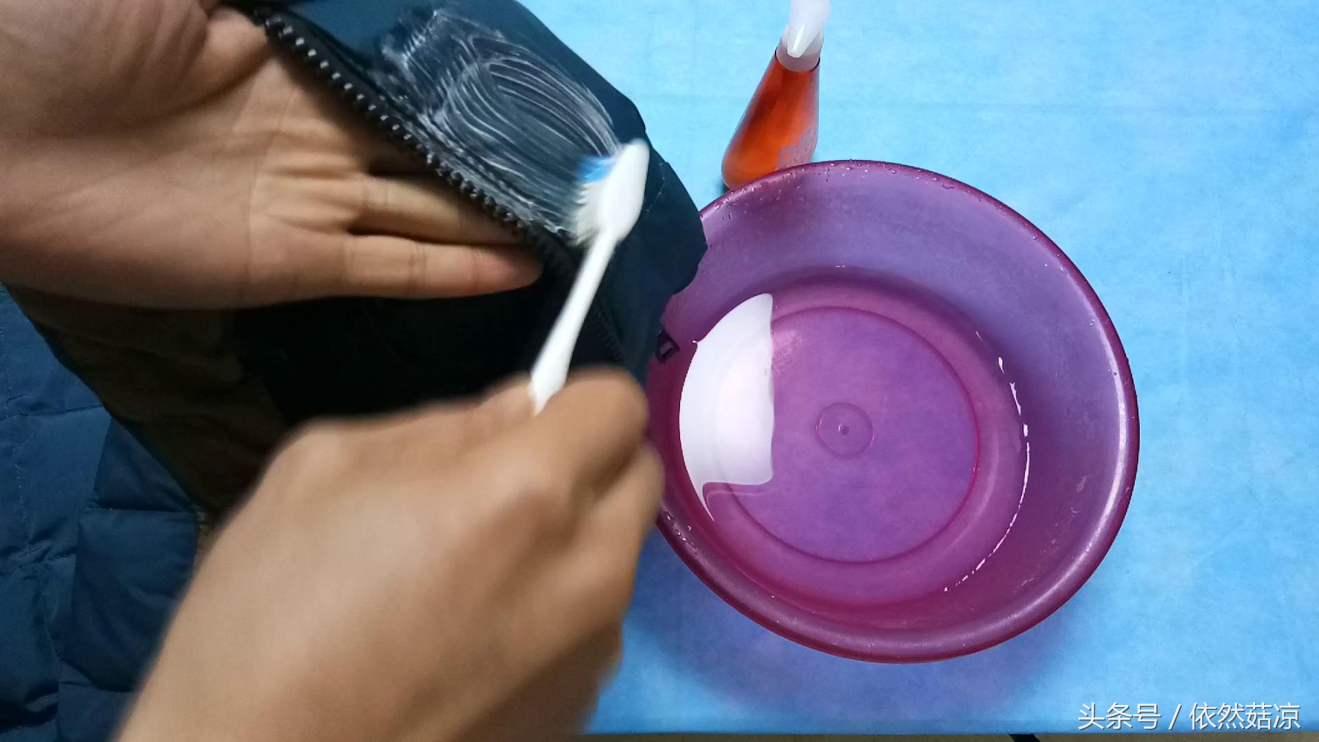 羽绒服沾上火锅油渍干了怎么洗掉,羽绒服顽固油渍如何处理