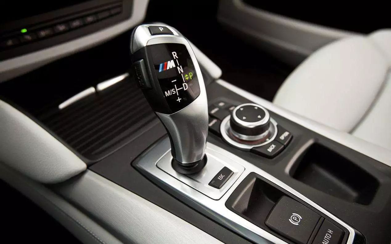 各车型的换挡方式,新手上路手动挡正确换挡方式