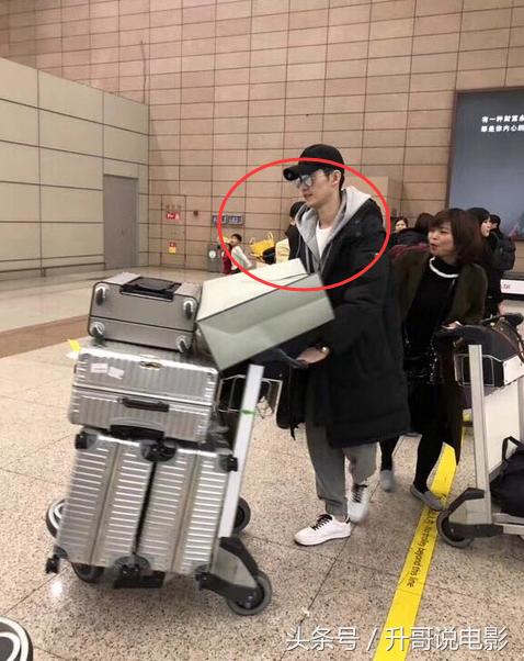 张翰过安检戴手表视频,张翰戴手表过安检