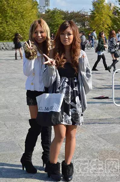 中国游客海外疯狂扫货视频,中国游客在韩国疯狂扫货是真的吗