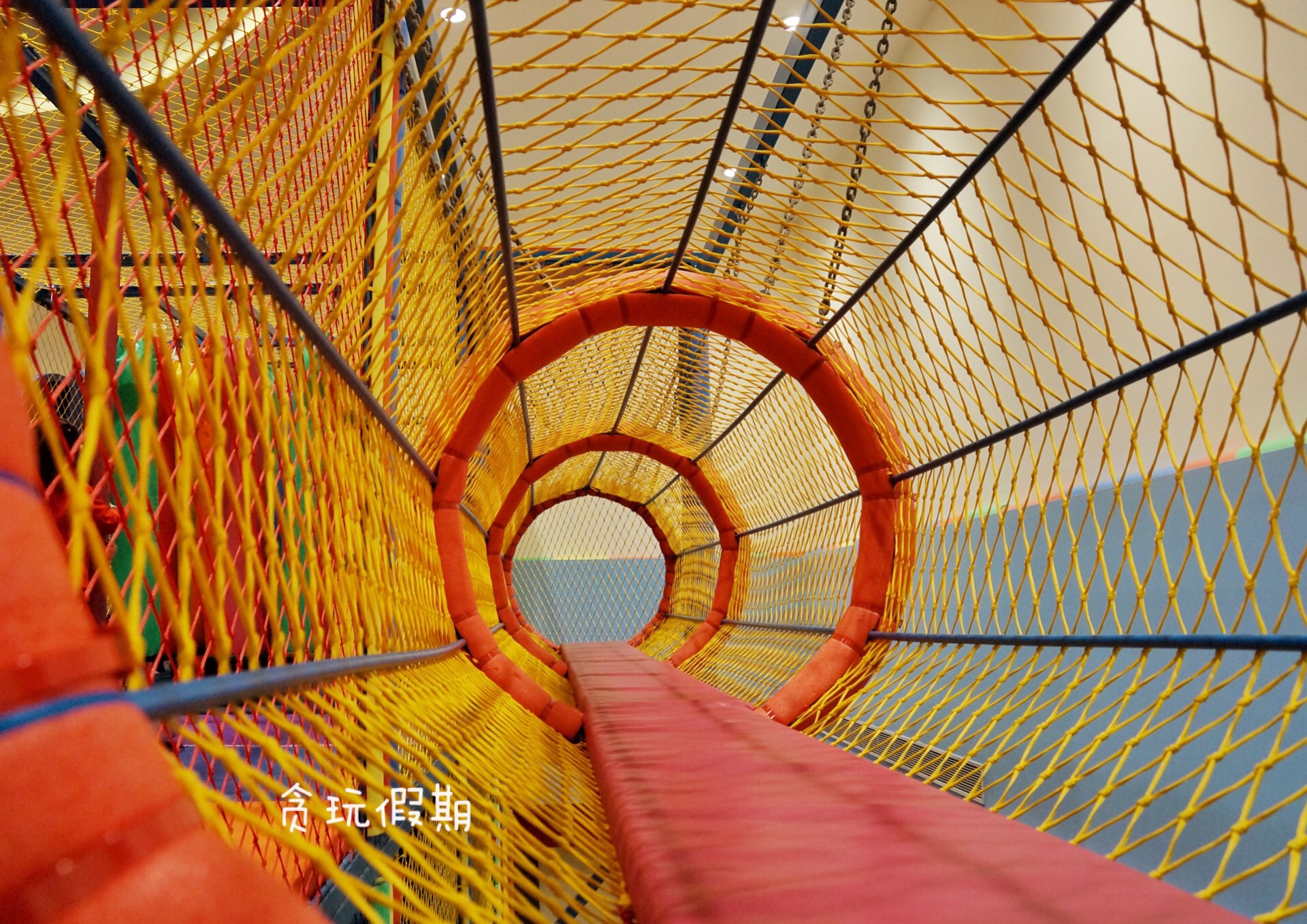 儿童魔鬼大滑梯在哪里 (小孩子玩90度魔鬼滑梯)