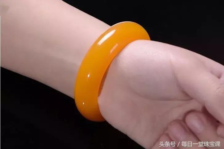 小伙子送丈母娘翡翠手镯,女婿给丈母娘送黄金手镯