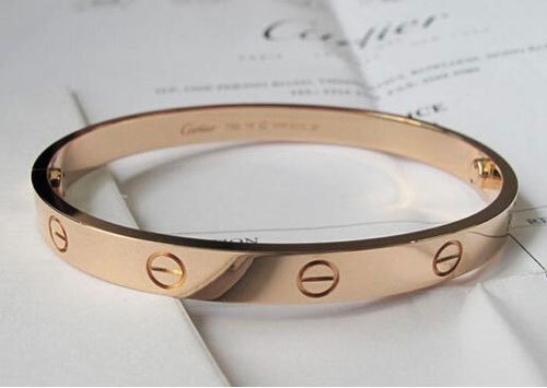 卡地亚戒指掉钻是真的吗,卡地亚戒指刚买不久钻石掉了