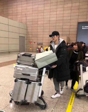 张翰分手后第一次现身机场,张翰分手后采访