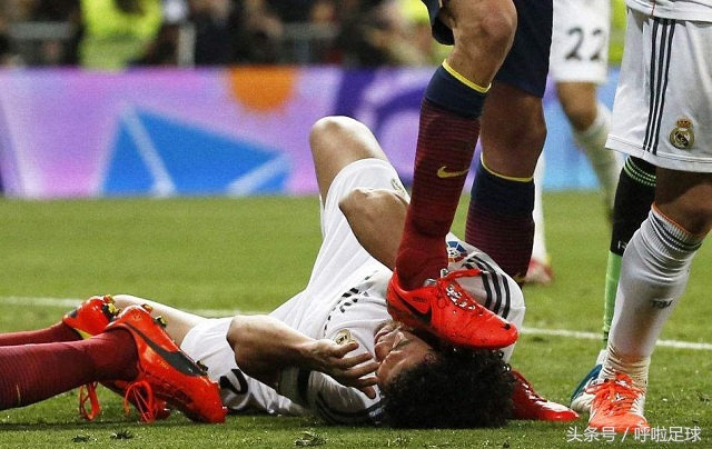 施连志飞踹高峰,德容飞踹阿隆索原视频