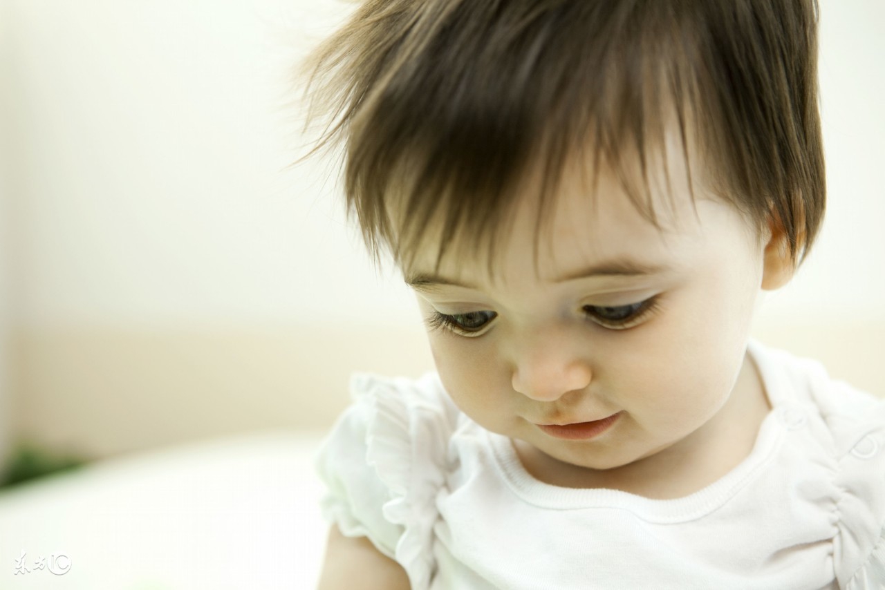 宝宝出生头部有个硬疙瘩,新生儿出生被产道挤压头部有肿块