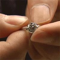 卡地亚戒指掉钻是真的吗,卡地亚戒指刚买不久钻石掉了