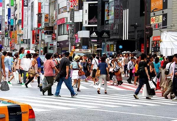 中国游客海外疯狂扫货视频,中国游客在韩国疯狂扫货是真的吗