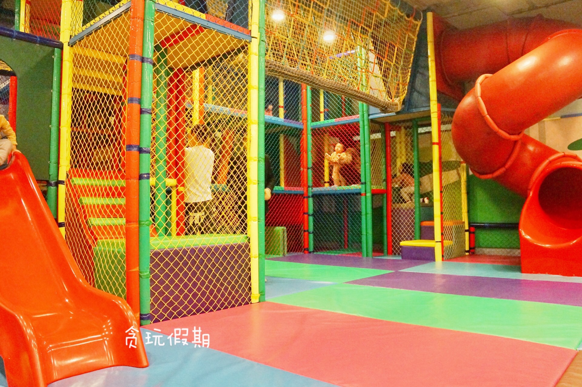 儿童魔鬼大滑梯在哪里 (小孩子玩90度魔鬼滑梯)