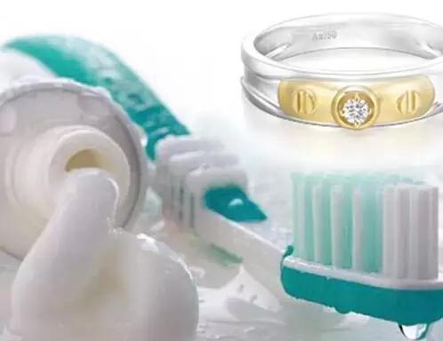 卡地亚戒指掉钻是真的吗,卡地亚戒指刚买不久钻石掉了