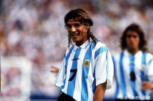 施连志飞踹高峰,德容飞踹阿隆索原视频