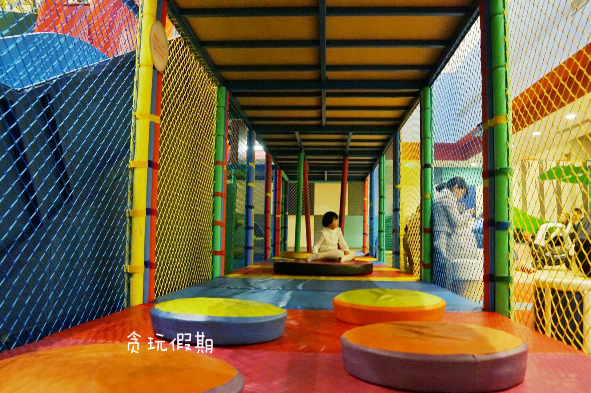 儿童魔鬼大滑梯在哪里 (小孩子玩90度魔鬼滑梯)