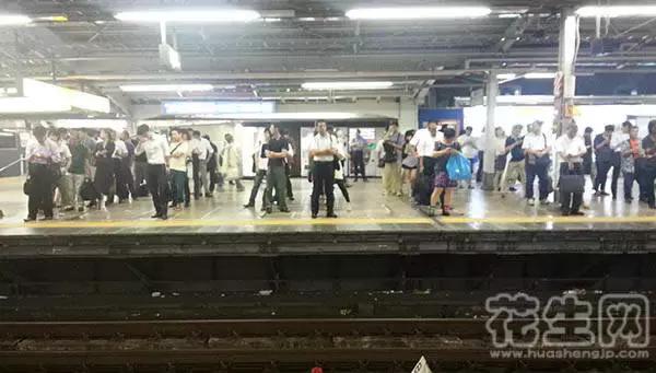 中国游客海外疯狂扫货视频,中国游客在韩国疯狂扫货是真的吗