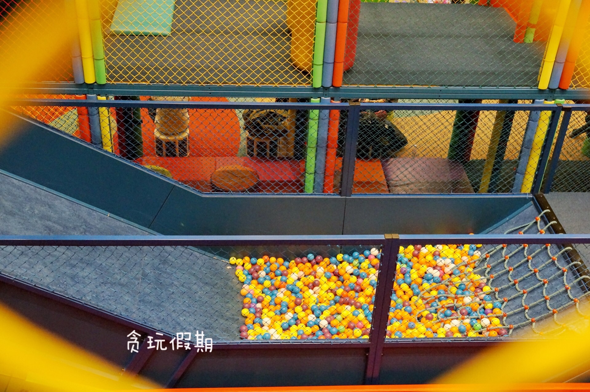 儿童魔鬼大滑梯在哪里 (小孩子玩90度魔鬼滑梯)