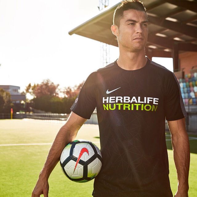 c罗体育界排过福布斯第一名吗,2017年c罗年收入9300万美元