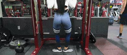 史密斯机半蹲负重主练哪里肌肉,史密斯龙门架做负重俯卧撑