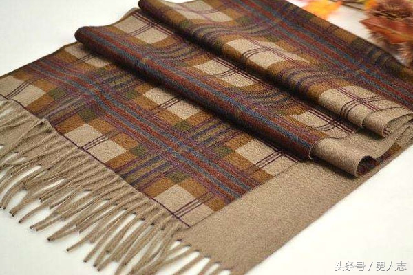 巴宝莉经典围巾男士各种带法,巴宝莉经典羊绒围巾配大衣