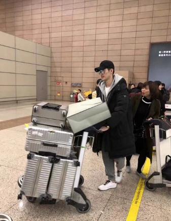 张翰现身机场被曝光,张翰机场被怼视频