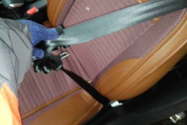 标致-2008，油液位及品质正常，油封不泄漏线路管无剥落