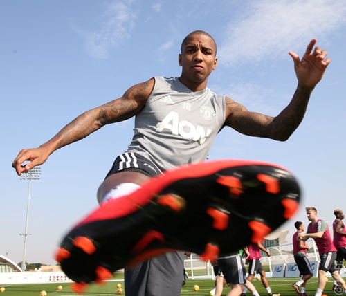 曼联全队抵达迪拜首训，众将出境，全力备战英超下一轮