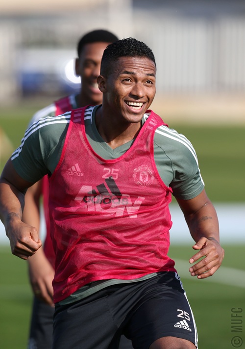 曼联全队抵达迪拜首训，众将出境，全力备战英超下一轮