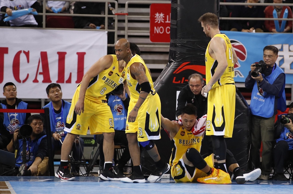 京城德惨遭常林脚踢爆头翟晓川锁喉贺希宁我相信常哥不是有意的