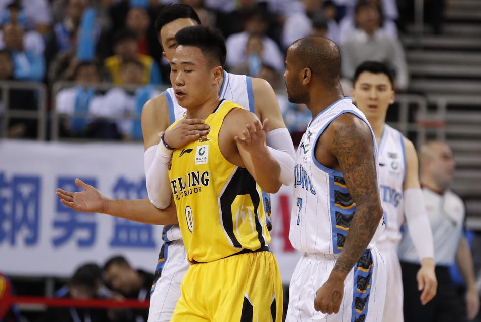 京城德惨遭常林脚踢爆头翟晓川锁喉贺希宁我相信常哥不是有意的