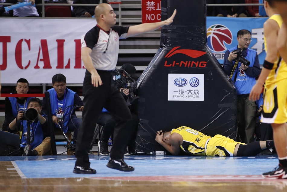 京城德惨遭常林脚踢爆头翟晓川锁喉贺希宁我相信常哥不是有意的