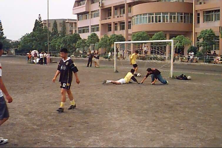 齐达内和韩寒什么关系,韩寒踢球被虐