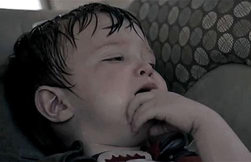 宝宝身上没汗头上汗特别多,宝宝睡觉背上汗多是什么原因