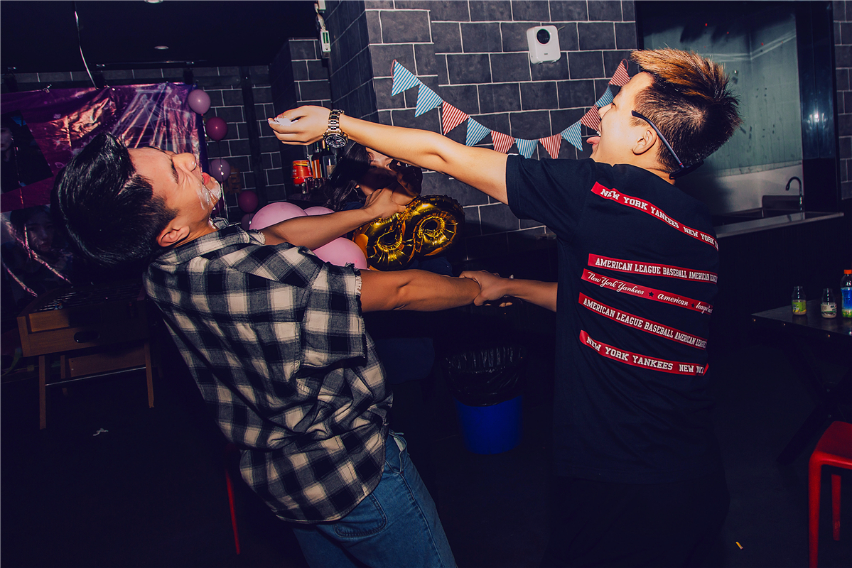 过年了该和朋友聚会了,马上就过年了心里特别难过