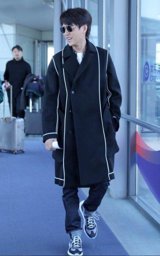 靳东穿风衣耍帅,靳东帅气穿风衣