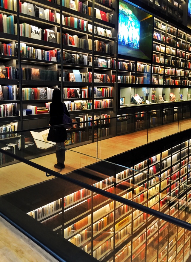 “她”这样被悦游宠爱了：营养餐、精华护理、360度造型服务、艺术中心畅游