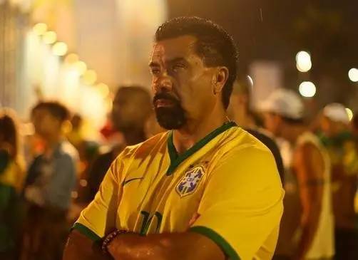 巴西球迷怒砸电视,巴西队被淘汰球迷砸电视