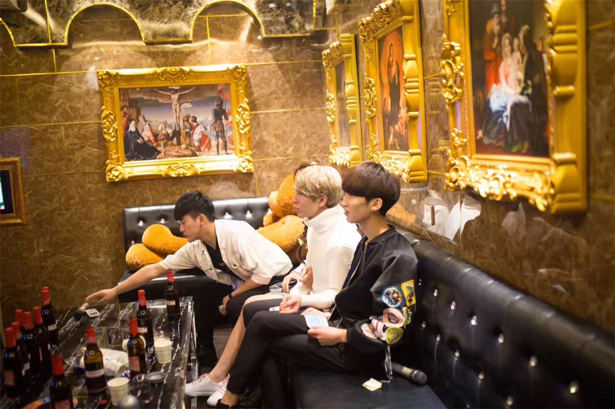 过年了该和朋友聚会了,马上就过年了心里特别难过